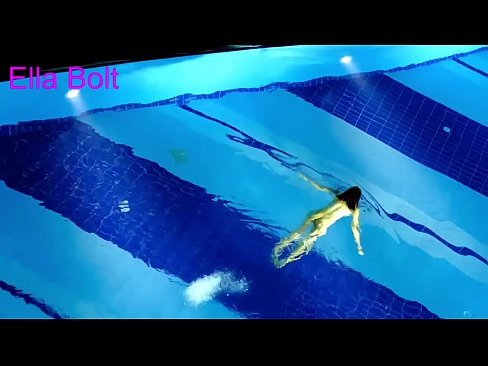 ❤️ No puedo dejar de mirar, joven rubia pillada nadando desnuda en la piscina del complejo ELLA BOLT ️ Video de porno en es.myteporn.ru ❌️
