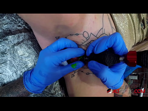 ❤️ Extremadamente tatuado hottie Sully Savage consiguió un tatuaje en su clítoris ️ Video de porno en es.myteporn.ru ❌️