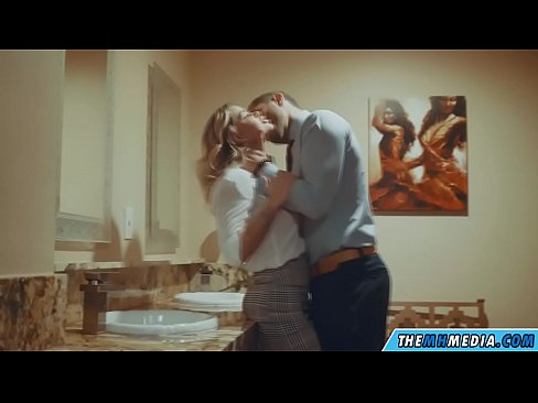 ❤️ Cuando una rubia tetona te seduce en un baño público ️ Video de porno en es.myteporn.ru ❌️
